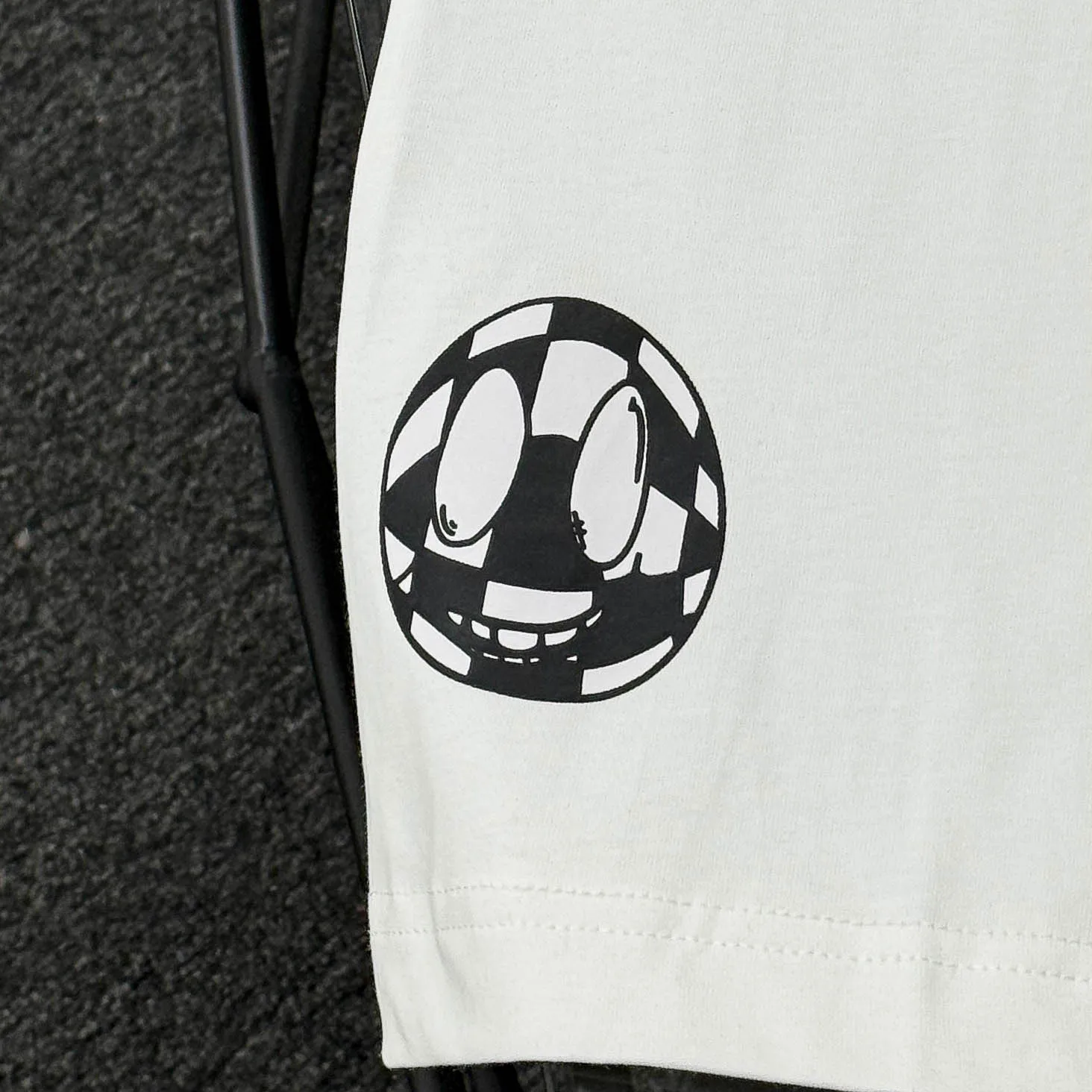 P170 Chrome Hearts Chrome Hearts 25 high version. The fabric is made of 300 grams of high-density cotton. It does not deform or shrink. It has three labels. It is the same style for men and women. Technology: digital printing. Color: white, black, pink. SIZE: S-XL